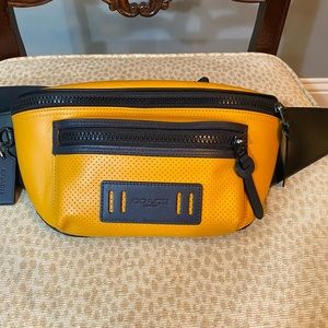 Men’s, Coach fanny pack. Color yellow and black three zipper pockets